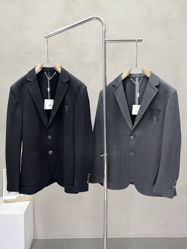 HermèS爱马仕新款西服。外贸公司订单 简约休闲西装外套，独家专供进口原版聚酯纤维面料，透气柔软保暖性很强，笔挺垂感十足，整件衣服车工走线整齐平整，所有五金附