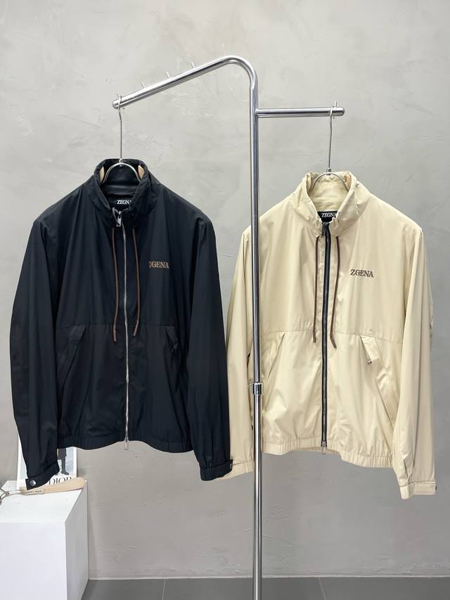 Zegna杰尼亚独家专供最新时尚夹克 经典设计感与颜值爆棚的外套，品质更是无法挑剔品控可以直接入手，不容过错的高端臻品！通过细节图片便可感受到它强悍的气场，聚温