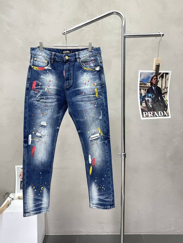 Dsquared2第二次方独家专供新款休闲牛仔裤高端版本！专柜定制面料 透气舒适度高，细节无可挑剔，品牌元素设计理念，体现高品质。手感细腻柔软！呈现休闲裁剪，上