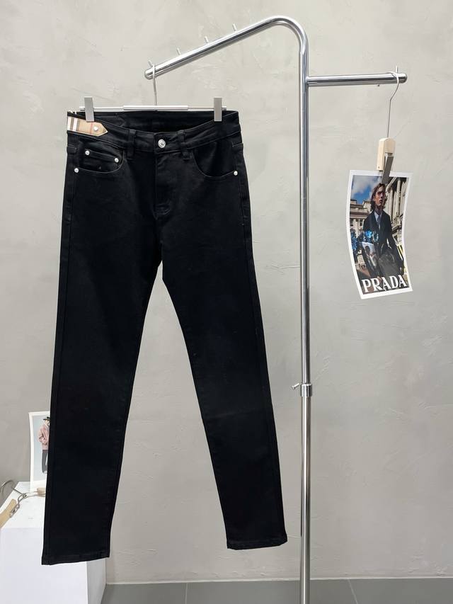 Burberry巴宝莉独家专供新款休闲牛仔裤高端版本 专柜定制面料 透气舒适度高，细节无可挑剔，品牌元素设计理念，体现高品质。手感细腻柔软！呈现休闲裁剪，上身版