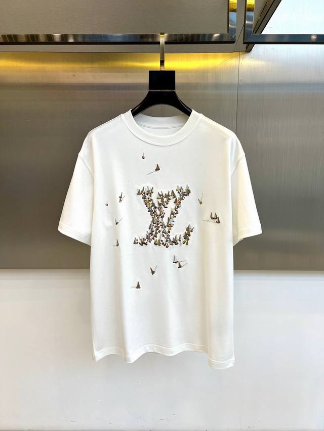 LV威登、2025秋冬新品蝴蝶元素短袖T恤。这款白色短袖T恤以品牌经典标志为设计核心，创新采用蝴蝶图案组合成 Lv 字母标识，棕色调蝴蝶群组在胸前形成独特的视觉