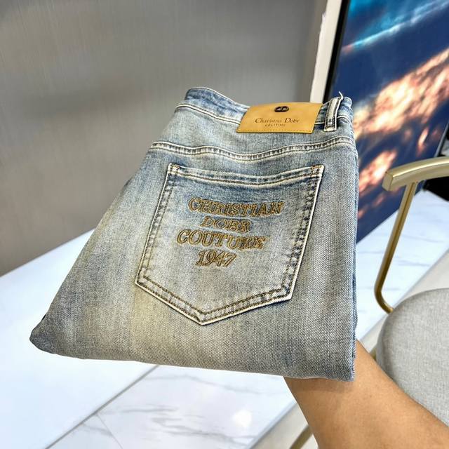 Christian Dior 迪奥、2025秋冬新品牛仔裤，以经典浅蓝色调诠释现代奢华风格。这款牛仔裤采用高品质丹宁面料，剪裁优雅，凸显修身轮廓，后袋饰以金色刺