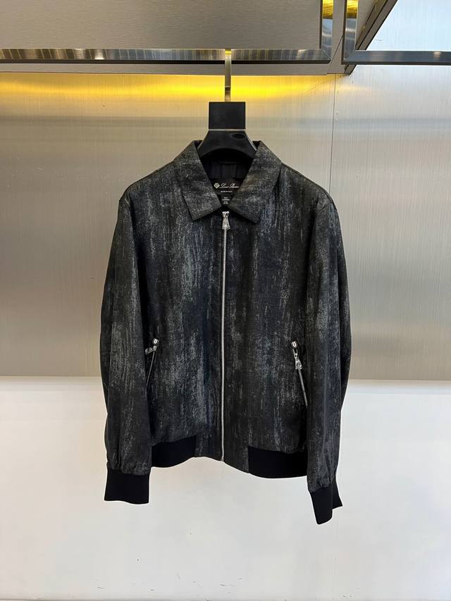 Loro piana-2025秋冬新品男士夹克，以经典黑色演绎永恒低调的奢华。采用利落翻领设计与顺滑前开拉链，两侧配备实用拉链口袋，将功能性与简约美学完美融合。
