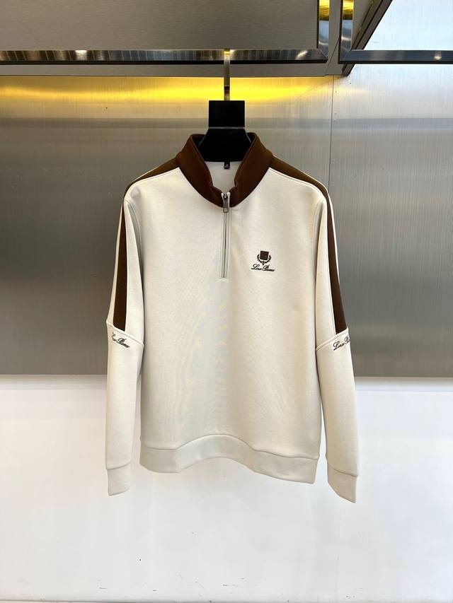Loro piana-2025秋冬新品浅米白色卫衣，以低调奢华诠释意式休闲美学。采用半拉链立领设计，领口与袖口点缀深棕色罗纹拼接，形成优雅的色彩对比。左胸饰以品