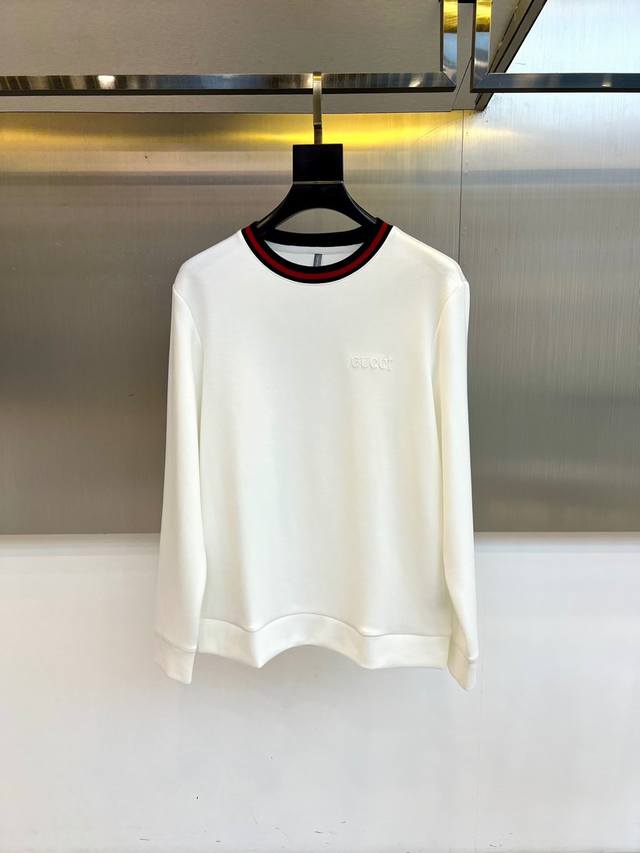 Gucc古驰、2025秋冬新品男士卫衣，以纯净白色演绎意式简约美学。经典圆领设计搭配红黑相间条纹装饰，致敬品牌经典色彩基因。宽松版型确保穿着舒适度，长袖剪裁契合