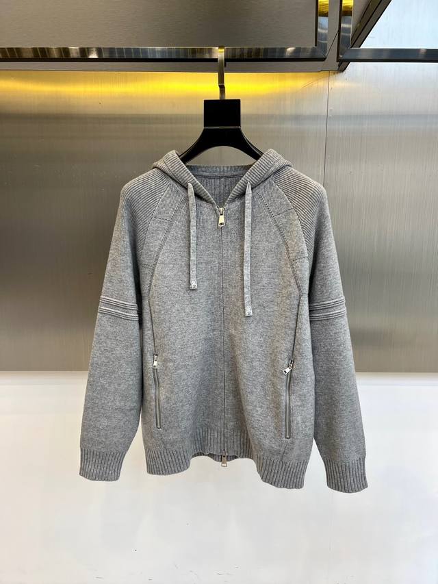 Zegna杰尼亚、2025秋冬新品灰色连帽山羊绒针织开衫，以创新七重纤维混纺科技重塑经典版型。双拉链设计兼顾实用性与美学平衡，两侧拉链口袋增强储物功能，连帽抽绳
