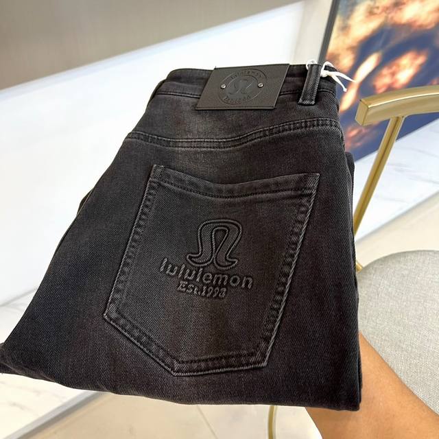 Lululemon 露露、2025秋冬新品黑色牛仔裤，以标志性Ω压花徽章与 Est.1998 品牌印记演绎运动美学的精致升级。采用革新性四面弹力牛仔面料，在经典