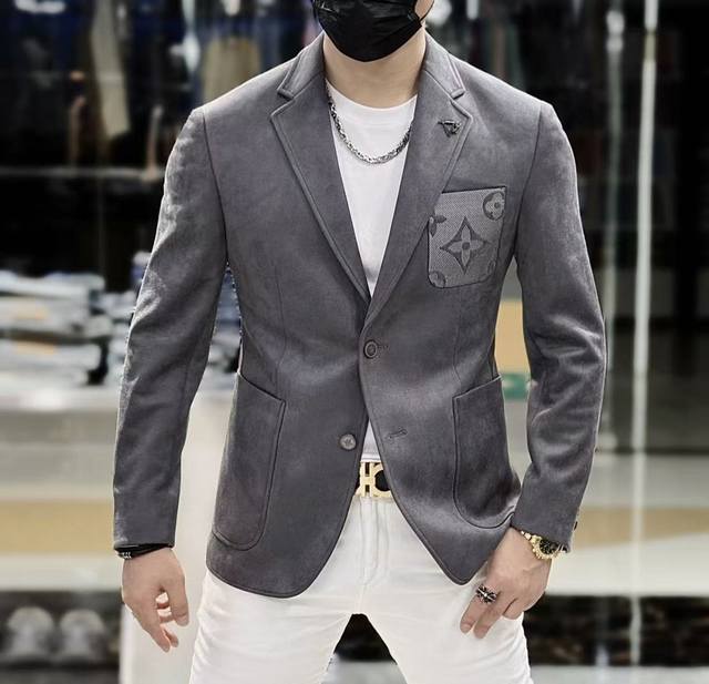 Lv 2025Ss蛇年秋冬大爆款休闲西装外套 最为时尚简约设计，大气得体，随意中凸显精致。面料 此款科技定制聚酯纤维面料， 不是传统的设计 更加显得年轻时尚 细