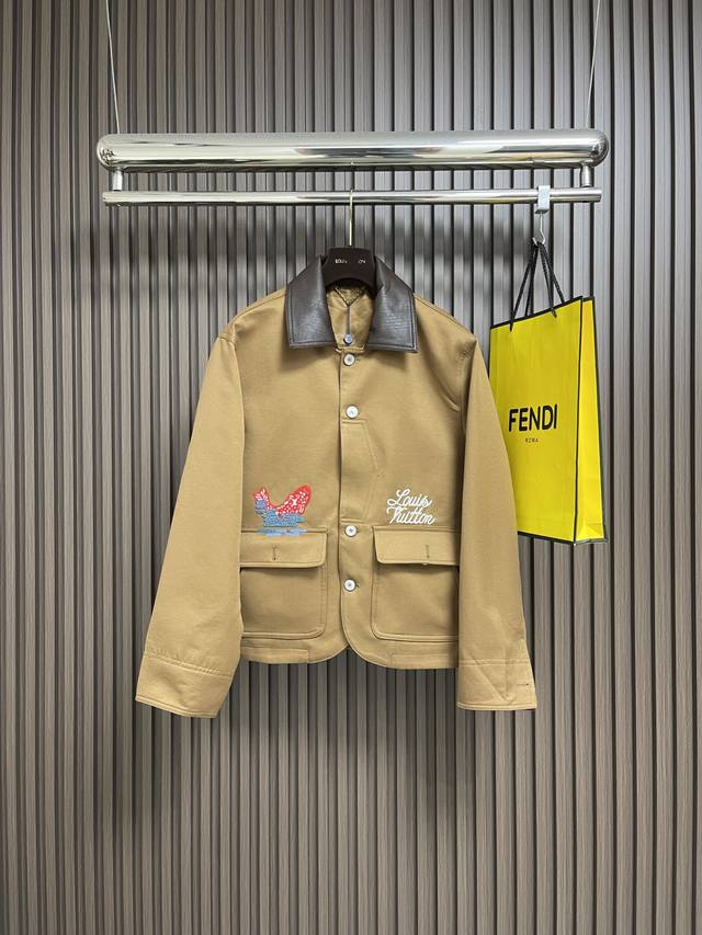 Lv 2025Ss新款Nigo联名 垂钓棉质帆布工装夹克皮领外套，出自 2025 秋冬秀场 Arrell Williams与Nigo 联袂打造的合作系列，以斑斓