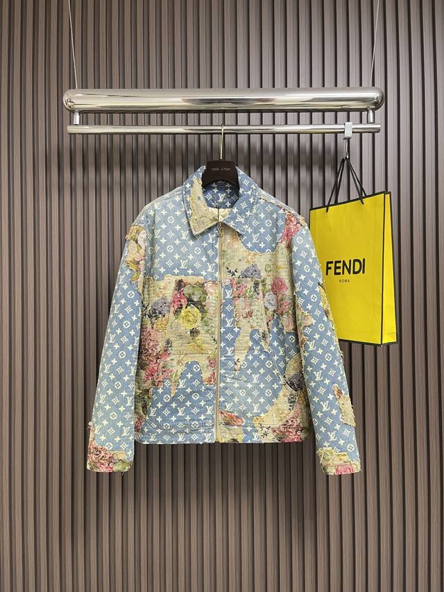 Lv 复古玫瑰碎花贴布老花牛仔夹克棉服，纯棉质牛仔面料、桑蚕丝里布、聚酯纤维填充、数码直喷印花、老花拔印工艺、单针全幅刺绣、洗水做旧处理、定位对花裁剪缝纫、古金