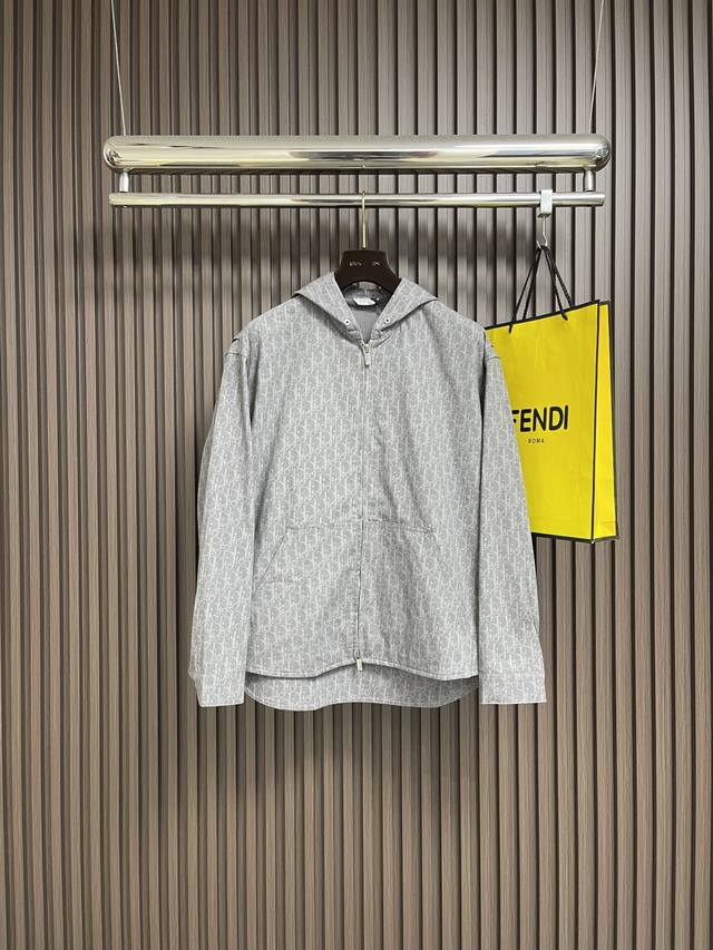 Dior 连帽拉链外套，这款连帽拉链通体饰以 Oblique 印花，全新演绎 Dior的经典图案。采用灰色棉质牛仔布精心制作，拉链饰以 Dior 标志。别出心裁