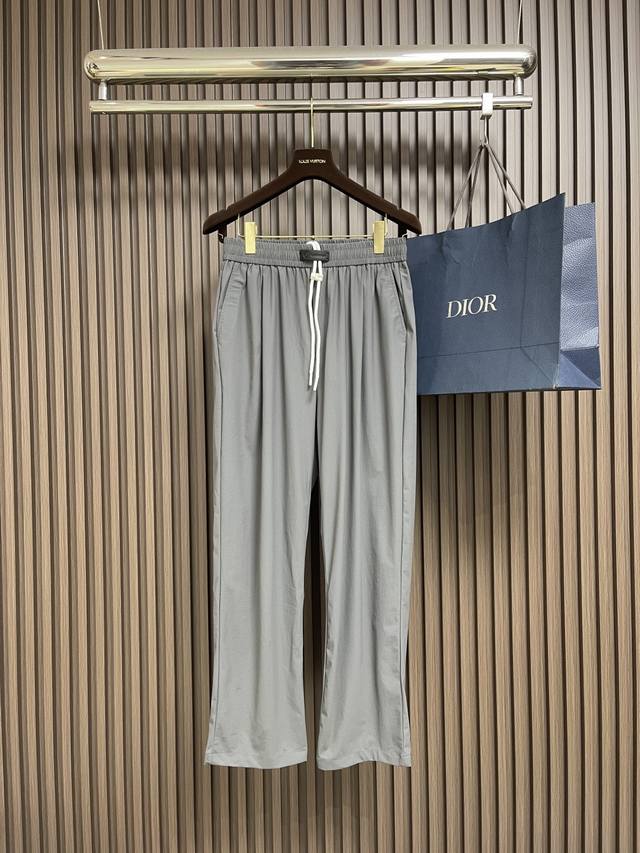 Lululemon 夏季新款休闲裤，定制优质速干面料，透气舒适，裤腰标识采用皮革压印Logo设计，上身有型，单穿，男女同款！超级时尚百搭！尺码：S-Xl