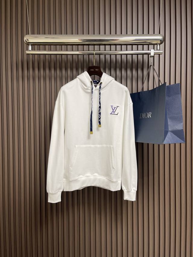 Lv 2025Ss新款棉质连帽卫衣，本款棉质连帽衫为风帽内部和丝带造型抽绳铺陈Monogram 印花，搭配耀目孔眼与考究抽绳端头，可轻松升级旅行或日常造型。尺码