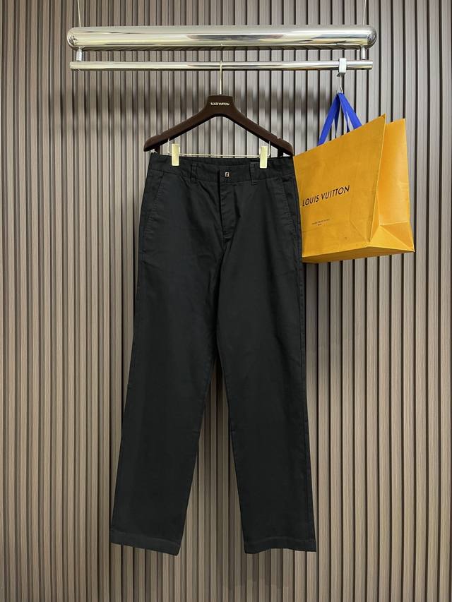 Fendi 金属Ff长裤，定制丝光棉微弹密织料 轻盈柔软 舒适贴肤 以一袭纯粹黑色 勾勒现代男士的沉稳格调 极致的纯净感 Ff金属标志以浮雕般的立体线条藏于其中