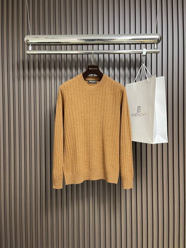 Lp Loropiana 圆领针织衫毛衣，针织面料质感上乘，触感柔软顺滑，亲肤性极佳，穿着时仿佛被温柔包裹，同时兼具良好的垂坠感，让整体造型更显优雅随性。经典圆