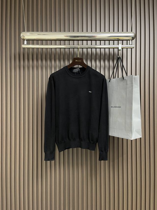 prada 小字母刺绣针织毛衣，面料采用80羊毛，20棉。该款毛料采用高含料羊毛毛纱，成衣克重约为220克﹣240克。做为打底类型轻肤又保暖。胸口刺绣立体3D小