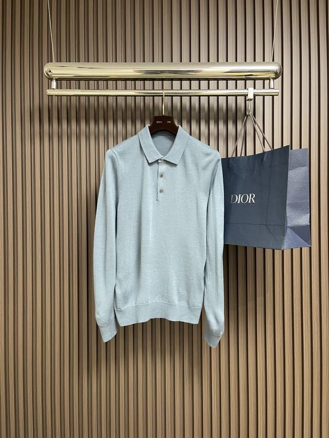 Dior 2025Ss早秋新款长袖翻领polo衫，年年经典百搭款式 合体的版型 三粒扣 袖口脚叉 扣子点缀 品牌精致绣花 上身挺拔 整体上身感不会过紧或者过松