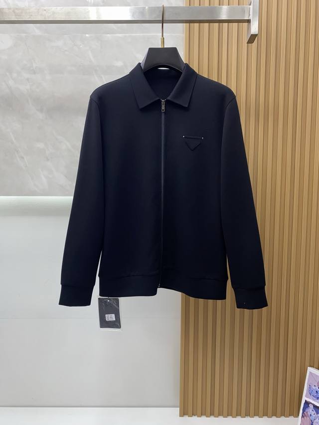 普拉达 2025Fw男士秋冬针织夹克男装外套，休闲日常穿搭单品！上身修饰身形、定制面料将时装美学和新都市商务休闲概念完美融合，不同风格任你选：经典款，永不过时