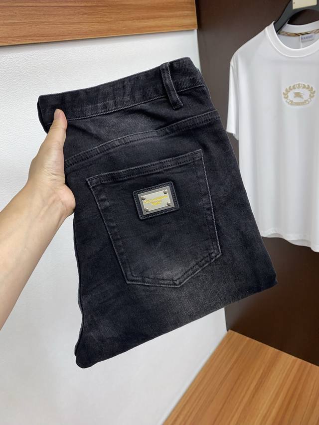 Dg 2025Ss秋冬 新品 原单男士修身牛仔休闲裤 纯血统品 G柜7000+ 每季必出的类型，无需质疑的热卖王牌单品，符合四季最佳的搭配色号 整体的风格延续了