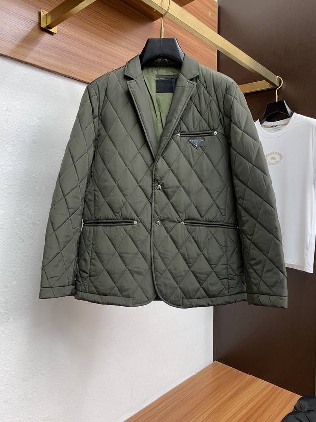 普拉达 2025年秋冬新款 官网 高端原厂代工出品， 官方经典王牌单品！最新加棉夹克外套 多明星穿搭示范款！！ 新一季男装充满现代感与科技感，将时装美学与户外元
