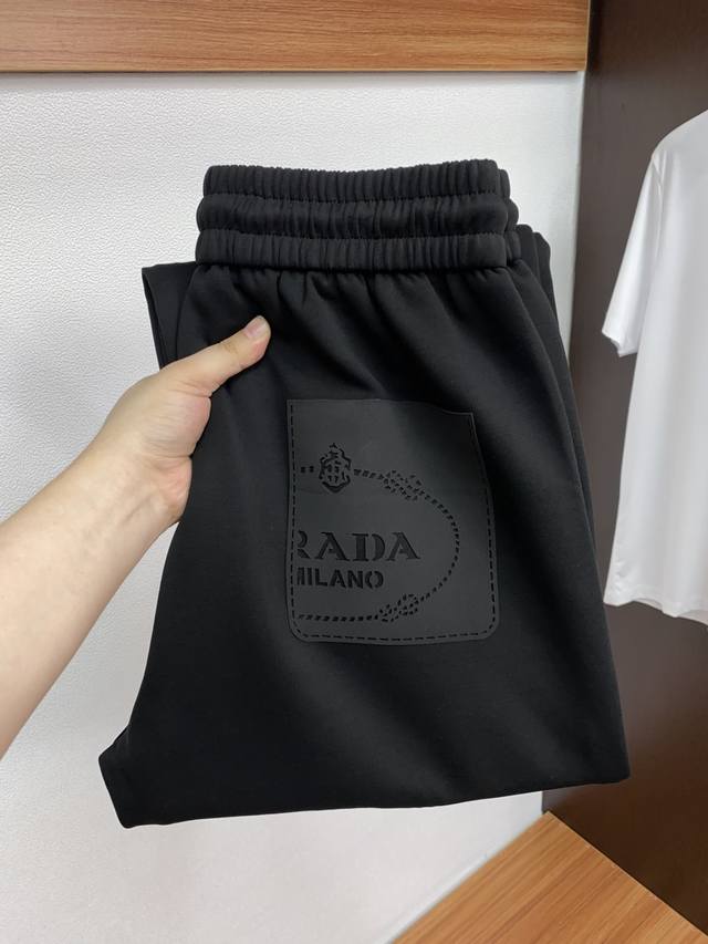 普拉达 2025Ss早秋冬新品 针织棉加厚面料男士运动户外休闲裤 每季必出的类型，无需质疑的热卖王牌单品，定制面料符合四季最佳的搭配色号 整体的风格延续了Slp