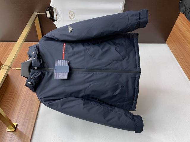 普拉达 2025秋冬新款羽绒服 原版1:1订制五金配件全进口原版定制 欢迎专柜对比 绝对的高品质 采用顶级白鸭绒 超柔软 充羽量蓬松饱满 超级重工 面料做工杠杠