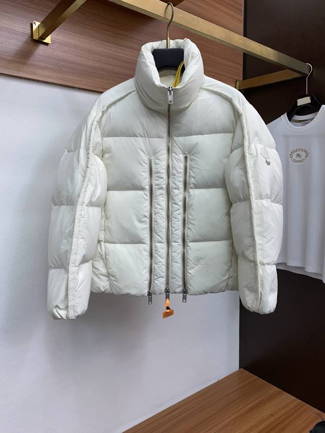 蒙口 秋冬新款拼接羽绒服 原版1:1订制五金配件全进口原版定制 欢迎专柜对比 绝对的高品质 采用顶级90白鸭绒 超柔软 充羽量蓬松饱满 超级重工 面料做工杠杠的