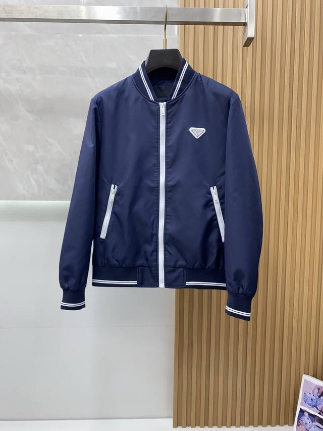 普拉达 2025Fw男士秋冬夹克男装外套，休闲日常穿搭单品！上身修饰身形、定制面料将时装美学和新都市商务休闲概念完美融合，不同风格任你选：经典款，永不过时 一件