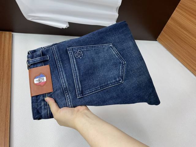 蒙口 2025Ss秋冬 新品 原单男士修身牛仔休闲裤 纯血统品 G柜7000+ 每季必出的类型，无需质疑的热卖王牌单品，符合四季最佳的搭配色号 整体的风格延续了