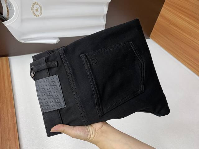 菲拉格慕 2025Ss秋冬 新品 原单男士羊毛牛仔裤纯血统品 每季必出的类型，松紧腰围上身极为舒适 无需质疑的热卖王牌单品，符合四季最佳的搭配色号 整体的风格延