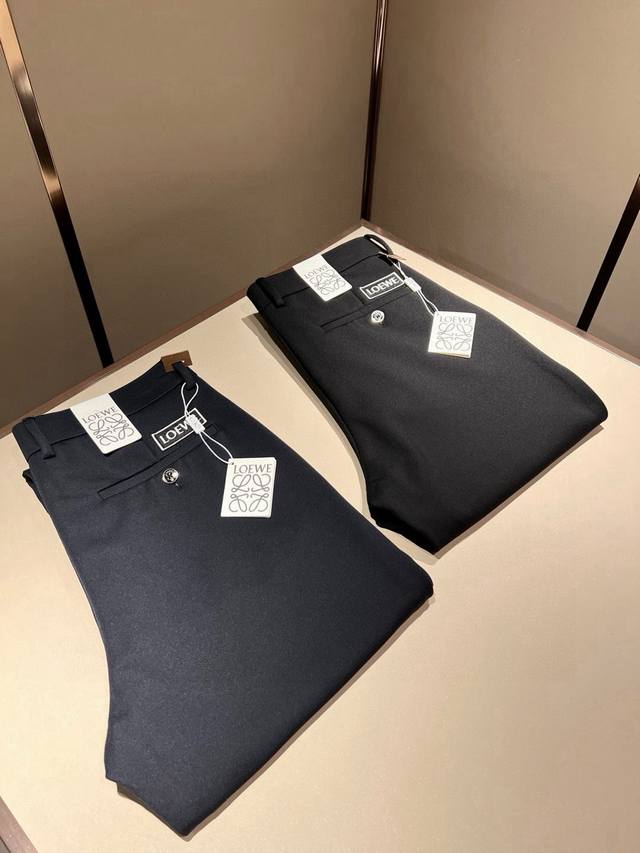Lo*We 罗*威2025秋冬新品男士时装款高端休闲西裤，香港洋行渠道货，日本原厂出品，纯血统品质，完美延续了Loe*家的精髓与基因，从主体面料到细节工艺，无不