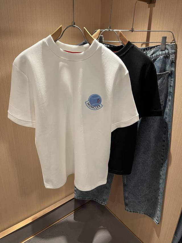Moncler蒙家 2025秋冬男女同款情侣款最新的贸易订单短袖T恤，全品相！！网红款！采用Logo图案刺绣设计！上身舒适透气，不僵硬，整体有着丰富的立体感，品