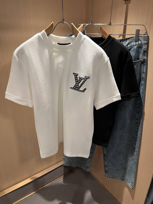 Louisvuitt*路易*登 2025秋冬新款男士短袖打底衫，非常时髦胸前Logo刺绣修饰！区别于以往的不同，宣示品牌传承多年的设计理念！其吸睛度完全不亚于任
