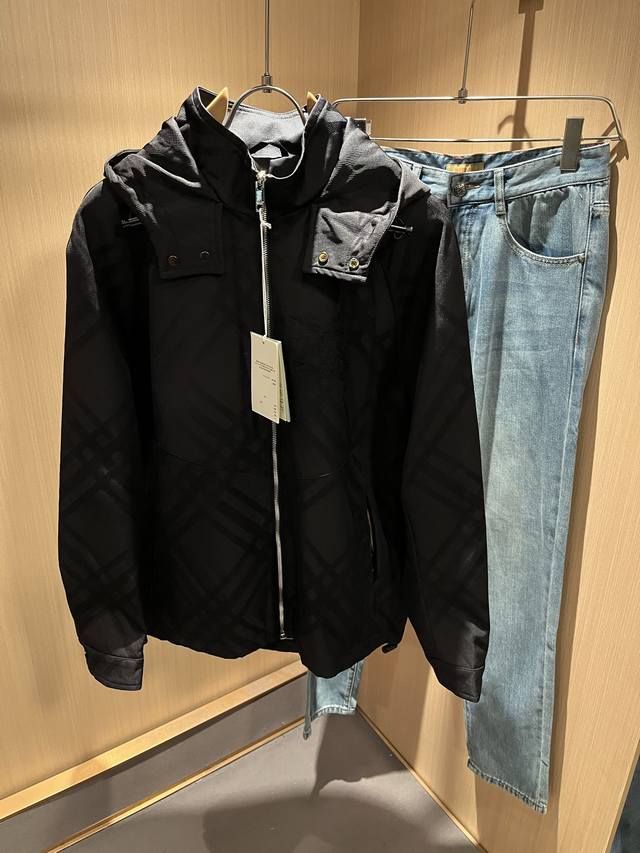 Burber*Y巴*莉2025秋冬新品夹克外套重磅来袭，最近比较火热的环保聚酯纤维面料制作而成，高端户外运动休闲系列，非常火热运动风潮！Bur最新研发的特殊材质