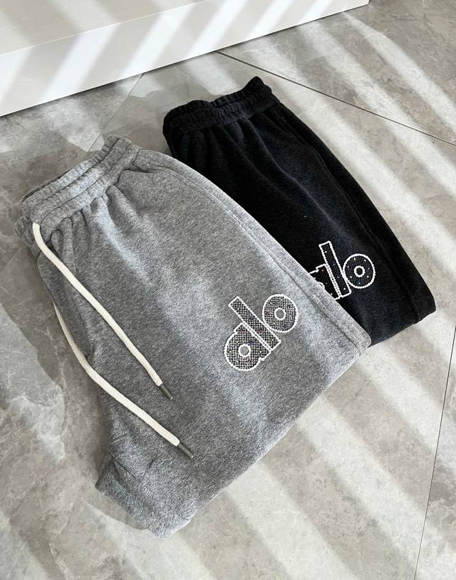 Alo 2025秋冬新款男士休闲裤，高端品质之选 一款休闲裤兼备的百搭裤装，也是男士衣橱里不可缺少的搭配神器，属于实穿型的经典款式！整条休闲裤的设计风格简洁时尚