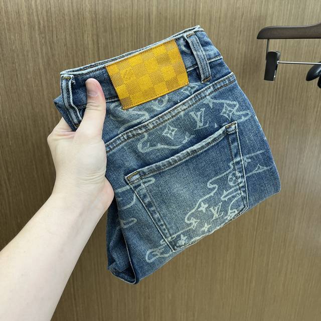 新L秋冬 Lv 高端定制、2025秋冬最新款牛仔裤 柜台同步发售 原版定制复刻 客供五金辅料 原单品质 进口牛仔面料重工洗水 精品皮牌 做工走线精细 上身绝佳！