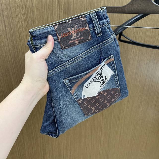 新品 Lv 高端定制、2025早春最新款牛仔裤 柜台同步发售 原版定制复刻 客供五金辅料 原单品质 进口牛仔面料重工洗水 精品皮牌 做工走线精细 上身绝佳！Fa