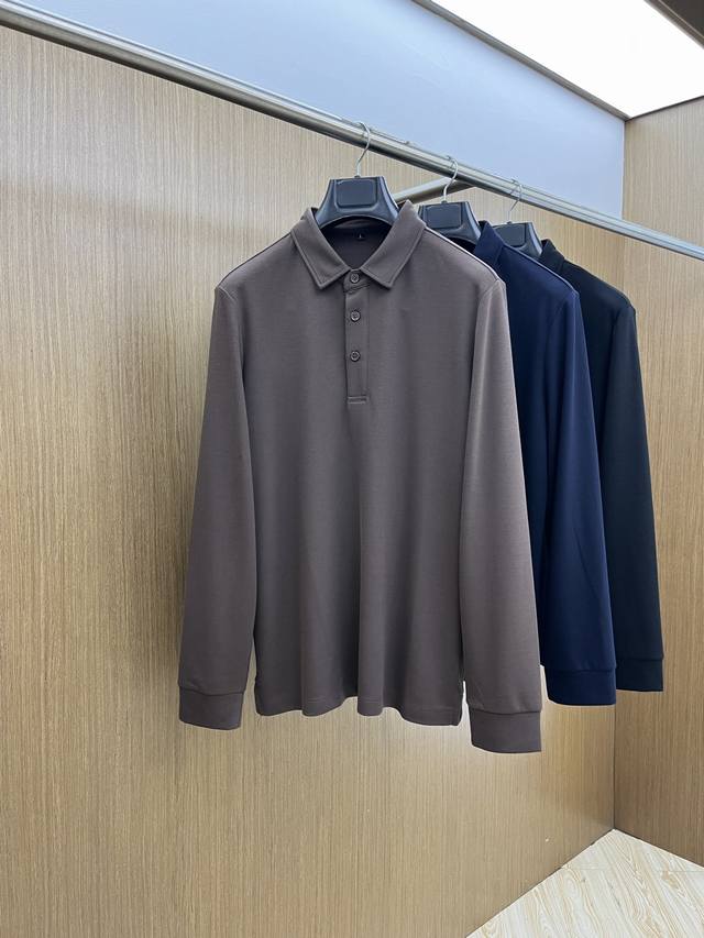 秋冬 Zz2540秋冬新款男士标识短袖polo衫，延续经典商务休闲翻领polo恤.该款polo衫采用丝光双面棉质珠地面料制成，隽永设计可跨越时尚潮流。经典款型，