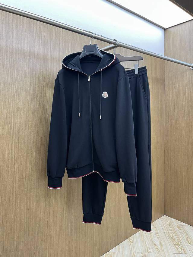 秋冬套装 上衣 裤子 Mon 2540秋冬最新品套装系列-专柜同步有售，原单狠货休闲时尚套装，上身很有特点！吸睛而有亮点，进口高密度聚酯纤维面料，密度高，手感舒