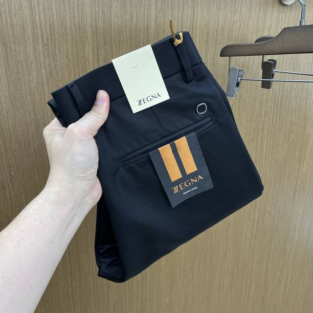 秋冬 Zz2540Ss秋冬新品，官网同步有售，男士高端商务休闲西裤，高端进口面料，带弹力，后面采用硅胶字母压胶，五搭配，即经典又时尚，合体裁缝，上身效果无约束感