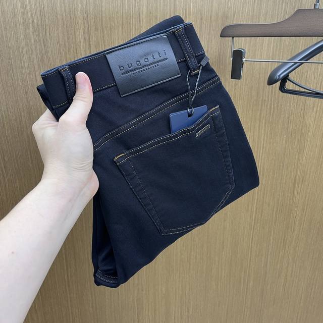 秋冬 Bg 2540秋冬新品休闲牛仔裤 官网同步发售，裤身工艺设计，进口客供辅料、面料定制，代工厂p出品免检！每个细节做到极致，原版五金配件，潮范十足、上身有型