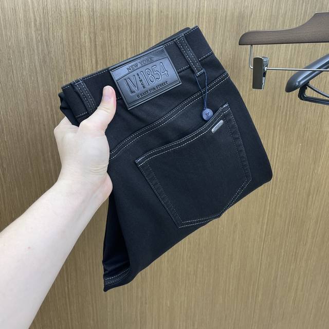 秋冬 Vltn 2540秋冬新品休闲牛仔裤 官网同步发售，裤身工艺设计，进口客供辅料、面料定制，代工厂p出品免检！每个细节做到极致，原版五金配件，潮范十足、上身