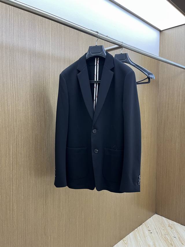 秋冬 Lp2530Ss早秋新款发布巴宝莉西装夹克外套，秋季爆款西装外套，胸前战马Logo刺绣西装，穿上就是舒适自在又显瘦的存在，慵懒而随性，Fsh结合干净简单的