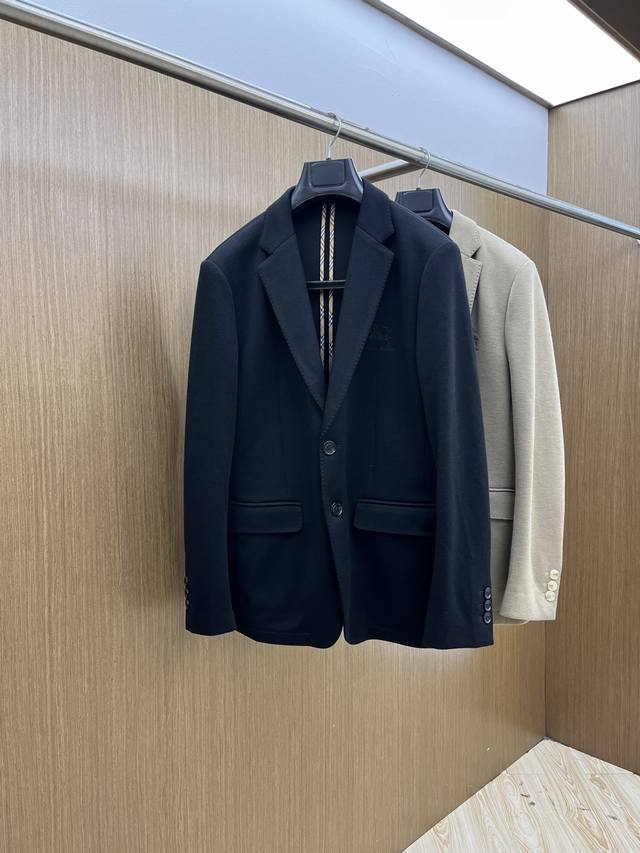 秋冬 Bbr 2530Ss早秋新款发布巴宝莉西装夹克外套，秋季爆款西装外套，胸前战马Logo刺绣西装，穿上就是舒适自在又显瘦的存在，慵懒而随性，Fsh结合干净简