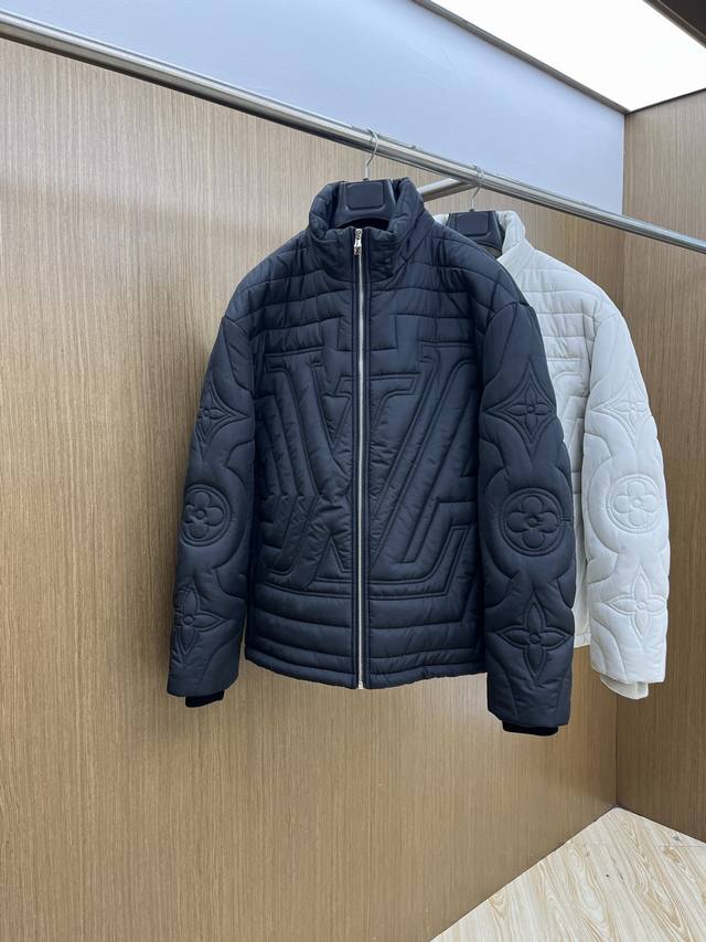 秋冬 棉服1V*路易威登 高版本 2025Aw秋冬新款菱型格棉外套，这款菱型格棉服外套采用裥棉设计，手感非常舒服，不仅保暖还上档次，纽扣式式开合更能凸显衣服的气