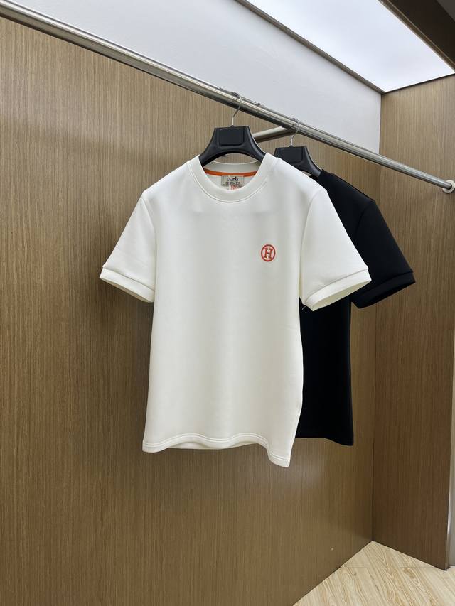Her 2025秋冬 圆领刺绣短袖T恤打底衫 元素性的Logo徽章凸显休闲时尚魅力,依然独领时尚风骚.内搭好伴侣 客供高支弹力针织100%液氨空气层面料,平整匀
