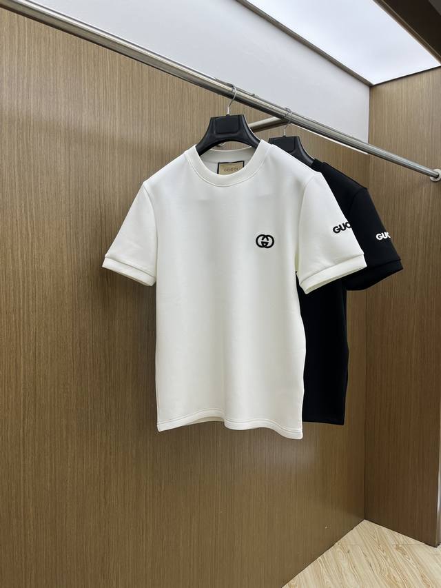 Guc 2025秋冬 圆领刺绣短袖T恤打底衫 元素性的Logo徽章凸显休闲时尚魅力,依然独领时尚风骚.内搭好伴侣 客供高支弹力针织100%液氨空气层面料,平整匀