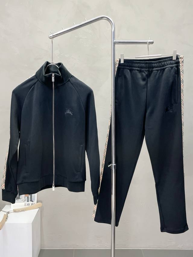 套。Burberry巴宝莉独家专供新款专柜同款套装，透气舒适休闲！高级感满满！细节精致高档，做工无可挑剔！原版高端面料很显高级！面料挺括抗皱耐磨，保暖利落有型。