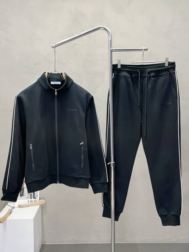 套。prada普拉达独家专供新款休闲套装 高端版本！专柜定制面料 透气舒适度高，细节无可挑剔，品牌元素设计理念，体现高品质。手感细腻柔软！呈现休闲裁剪，上身版型