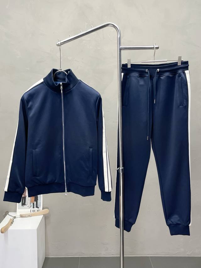 套。Moncler蒙口独家专供新款休闲套装 高端版本！专柜定制面料 透气舒适度高，细节无可挑剔，品牌元素设计理念，体现高品质。手感细腻柔软！呈现休闲裁剪，上身版